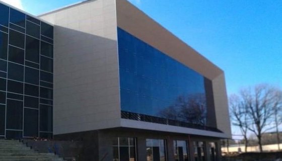 Xızı rayon Heydər Əliyev Mərkəzinin inzibati binası.Ətraflı:Seramik və aluminum işləri.